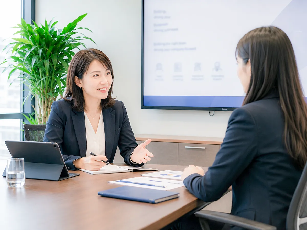 WorkHarborのコンサルタントが企業担当者と採用について打ち合わせをしている様子